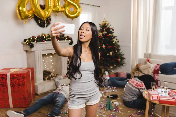 Asian woman taking selfie — Stock Photo