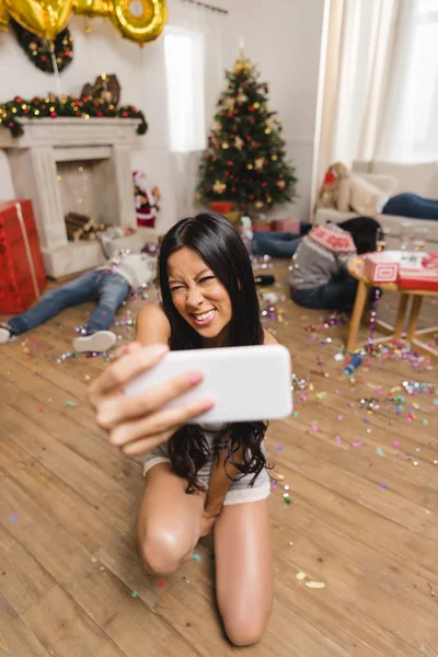 Asian woman taking selfie — Stock Photo