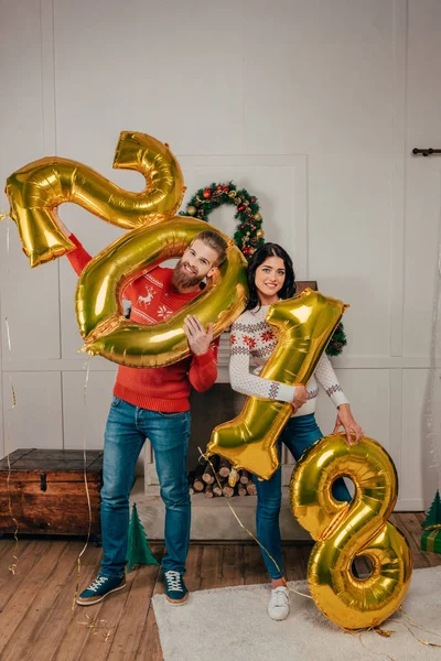 Couple with new year balloons — Stock Photo