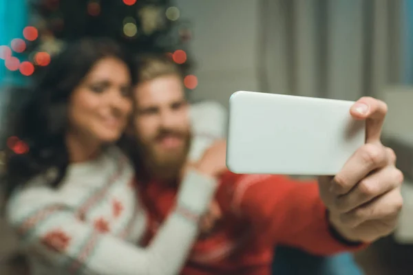 Couple taking selfie with christmas tree — Stock Photo