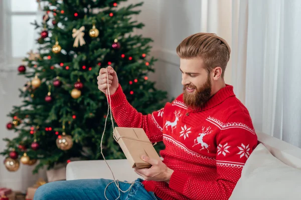 Homem desembalagem presente de Natal — Fotografia de Stock