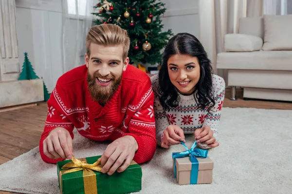 Paar packt Weihnachtsgeschenke aus — Stock Photo