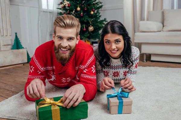 Couple unpacking christmas gifts — Stock Photo