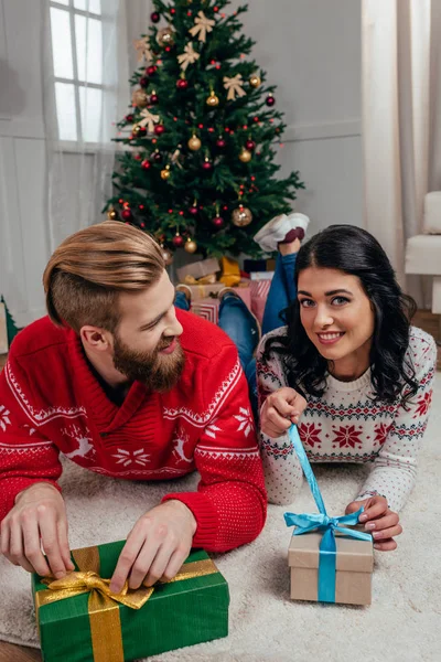 Couple unpacking christmas gifts — Stock Photo