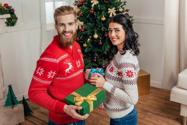 Pareja con regalos de Navidad - foto de stock