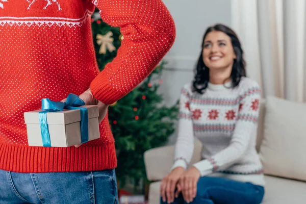 Uomo rendendo sorpresa per la fidanzata — Foto stock