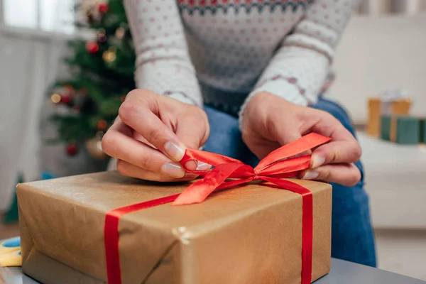 Frau mit Weihnachtsgeschenk — Stockfoto