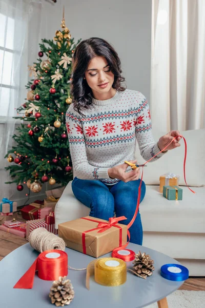 Woman decorating gift box — Stock Photo