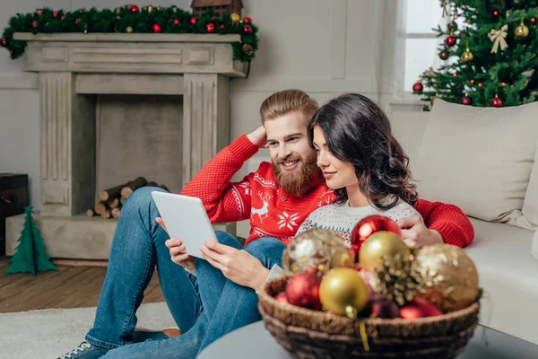 Ehepaar nutzt Tablet an Weihnachten — Stockfoto