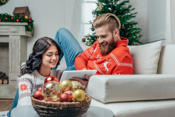 Ehepaar nutzt Tablet an Weihnachten — Stockfoto