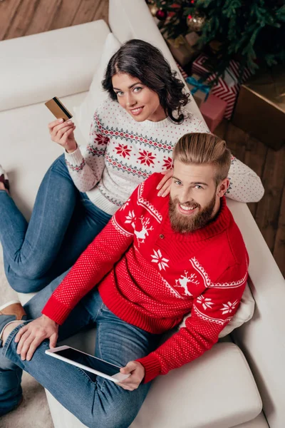 Couple faisant e-shopping avec tablette à Noël — Photo de stock