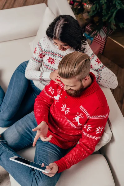 Пара с помощью планшета на Рождество — стоковое фото