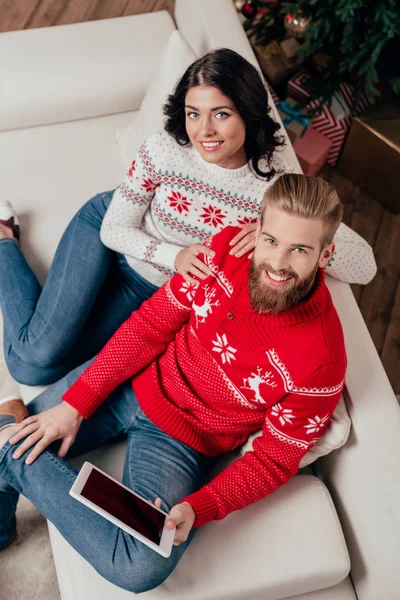 Pareja usando tableta en Navidad - foto de stock