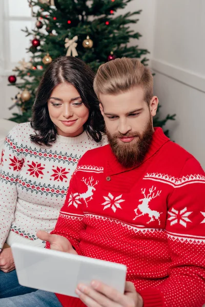 Pareja usando tableta en Navidad - foto de stock