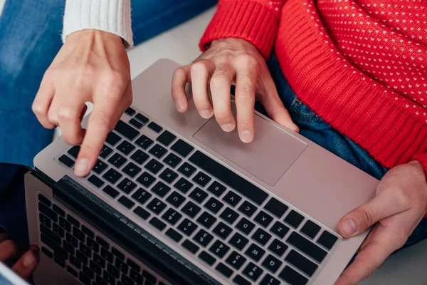 Using laptop — Stock Photo