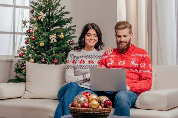Щаслива пара використовує ноутбук на Різдво — Stock Photo