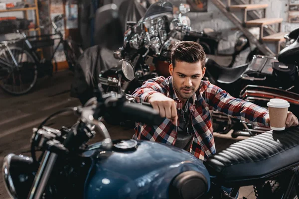 Moto en taller de reparación - foto de stock