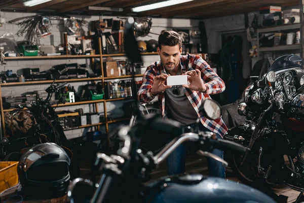 Homme prenant une photo de moto — Photo de stock