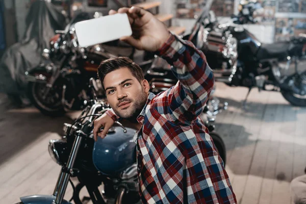 Hombre tomando selfie con la motocicleta - foto de stock