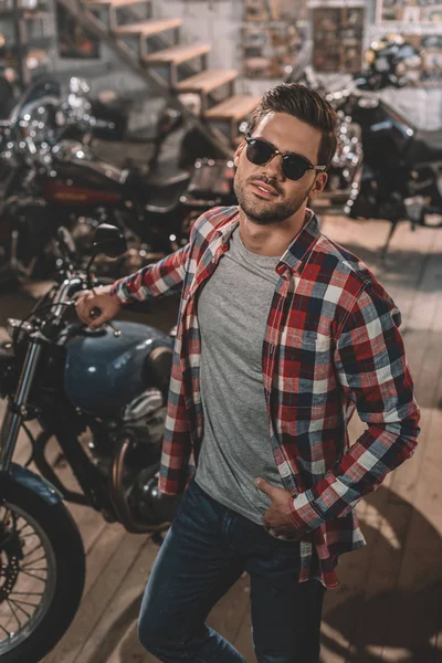 Motocycliste en lunettes de soleil avec moto classique — Photo de stock