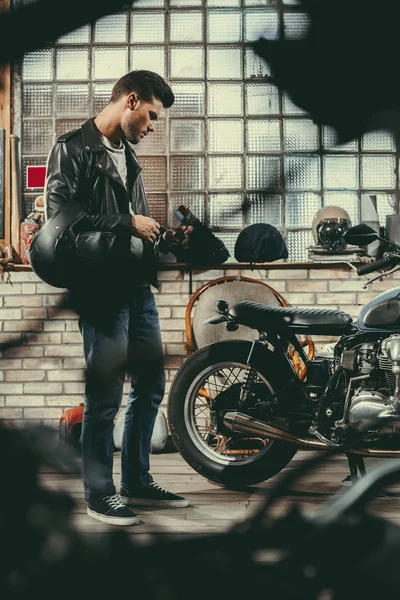Байкер с мотоциклом в мастерской — стоковое фото