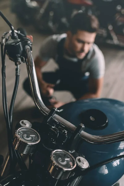 Moto classica in garage — Foto stock