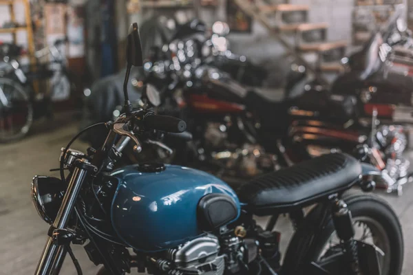 Motocicletas en taller de reparación - foto de stock