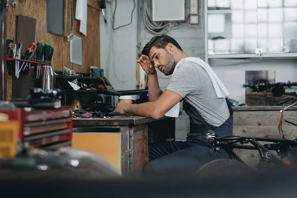 Professional repairman in workshop — Stock Photo