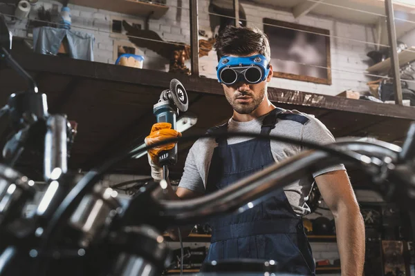 Mechaniker mit Kreissäge in Werkstatt — Stockfoto