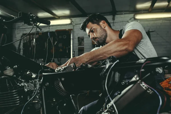 Schöner Mechaniker repariert Motorrad — Stockfoto