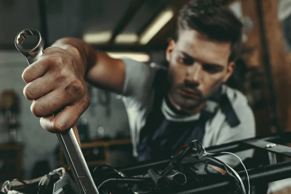 Mechanic repairing motorbike — Stock Photo