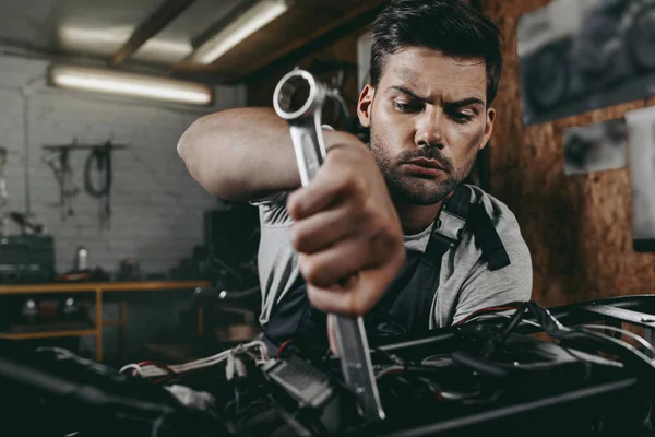 Mechanic repairing motorbike — Stock Photo