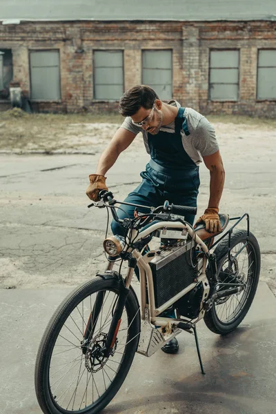 Automechanic repairing vintage motorcycle — Stock Photo