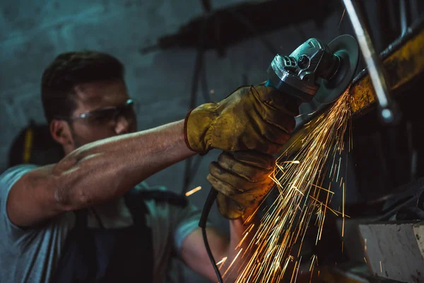 Mechanic with circular saw — Stock Photo