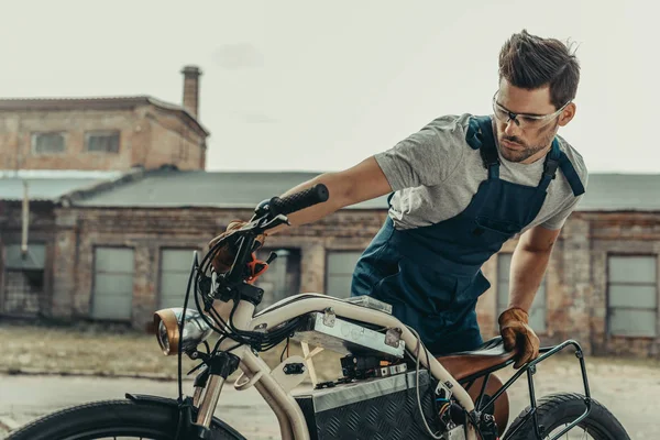 Механик в очках, ремонтирующий мотоцикл — стоковое фото