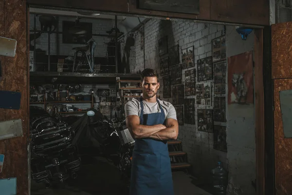 Confident mechanic in repair shop — Stock Photo