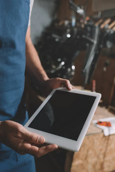 Mechanic using digital tablet — Stock Photo