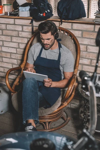 Mecânico com tablet e fones de ouvido — Fotografia de Stock