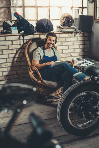 Mechanic with tablet and headphones — Stock Photo