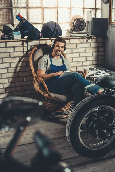 Mechaniker mit Tablet und Kopfhörer — Stockfoto