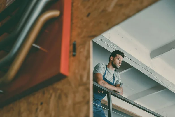 Mechanic in repair shop — Stock Photo