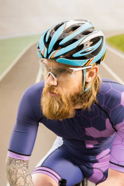 Radfahrer mit Helm und Schutzbrille — Stockfoto