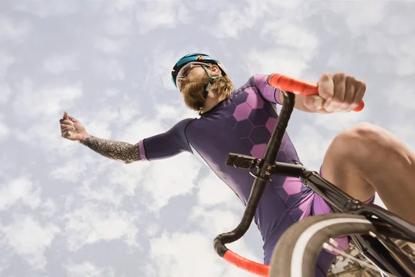 Cyclist riding bicycle — Stock Photo