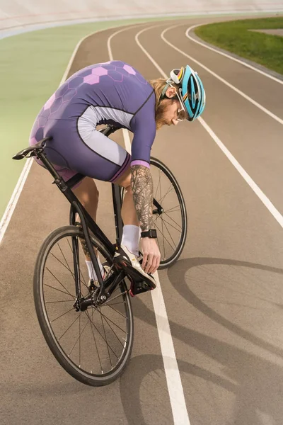 Ciclista en pista de ciclismo - foto de stock