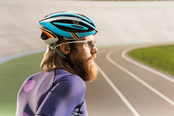 Ciclista em capacete e óculos — Fotografia de Stock