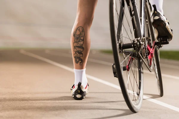 Cycliste debout près du vélo — Photo de stock