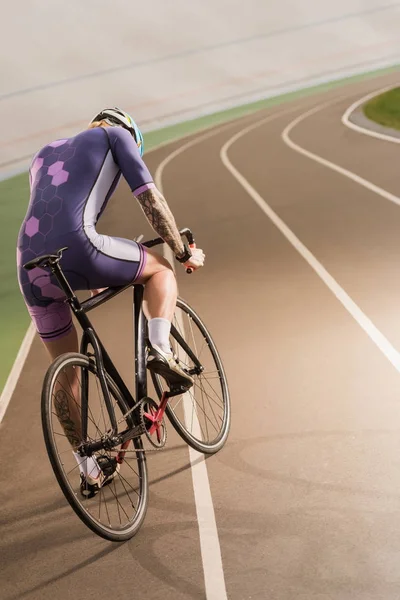 Radfahrer mit Fahrrad auf Radrennstrecke — Stockfoto