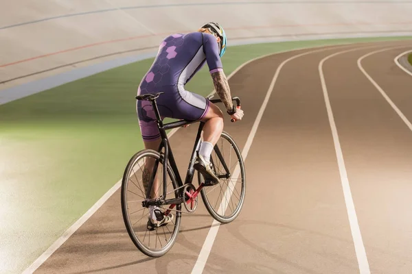 Cycliste vélo sur piste cyclable — Photo de stock