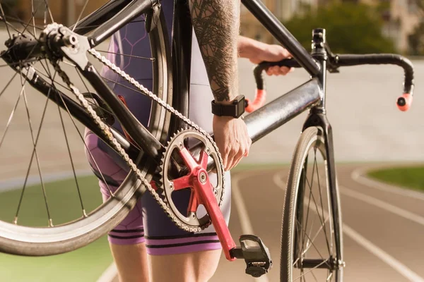 Ciclista sosteniendo bicicleta - foto de stock