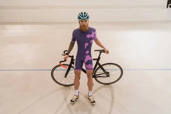 Ciclista en casco con bicicleta - foto de stock